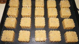 广式白豆沙蔓越莓月饼的做法步骤：12