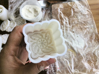红豆沙月饼的做法步骤：11