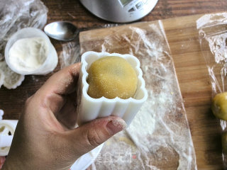 红豆沙月饼的做法步骤：12