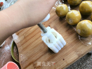 红豆沙月饼的做法步骤：13