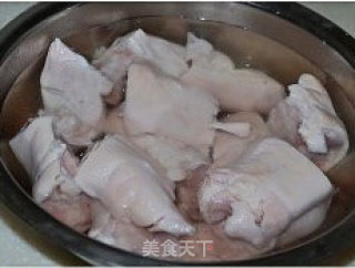 黄豆烧猪蹄的做法步骤：2