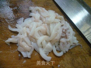 韭菜花炒鱿鱼的做法步骤：2