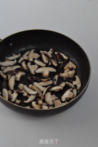 香菇煎蛋的做法步骤：2