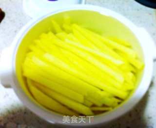 自制薯条的做法步骤：1