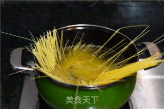 【萨拉米香肠茄汁意面】的做法步骤：2
