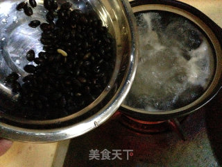 猪骨黑豆汤—养颜排毒,保持青春的做法步骤：5