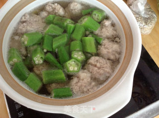 肉丸秋葵汤的做法步骤：4