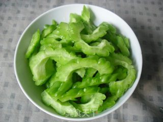 豆鼓爆苦瓜的做法步骤：1