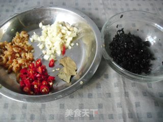 豆鼓爆苦瓜的做法步骤：2