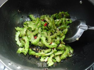 豆鼓爆苦瓜的做法步骤：6