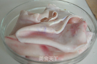 含有丰富胶原蛋白的美味之佳品--猪肉皮的做法步骤：1