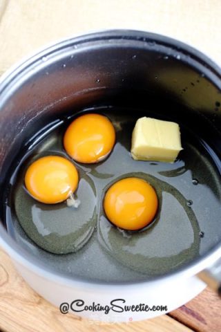鱼子酱烟熏三文鱼炒蛋的做法步骤：2
