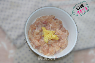C妈私房之选——口感一流的三鲜鸡丁的做法步骤：1