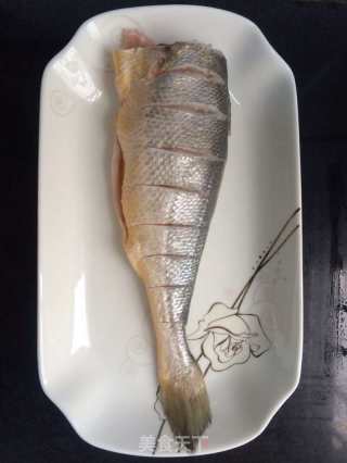 香酥黄花鱼的做法步骤：1