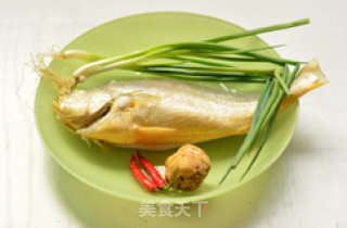 清蒸黄花鱼的做法步骤：1