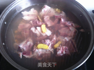 土豆排骨汤的做法步骤：2