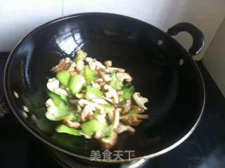 香菇炒油菜的做法步骤：3