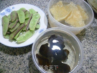 肉皮黑木耳炒扁豆的做法步骤：1