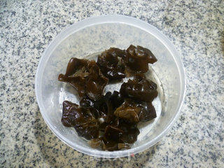 肉皮黑木耳炒扁豆的做法步骤：3