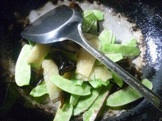 肉皮黑木耳炒扁豆的做法步骤：6