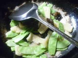 肉皮黑木耳炒扁豆的做法步骤：8