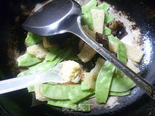 肉皮黑木耳炒扁豆的做法步骤：12