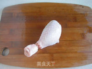 【吮指烤肉串】--- 零厨艺也可以做好孩子心中的大厨（附巧取鸡腿骨详细步骤）的做法步骤：2