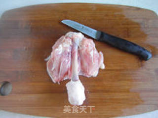 【吮指烤肉串】--- 零厨艺也可以做好孩子心中的大厨（附巧取鸡腿骨详细步骤）的做法步骤：3