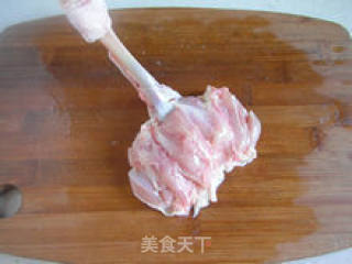 【吮指烤肉串】--- 零厨艺也可以做好孩子心中的大厨（附巧取鸡腿骨详细步骤）的做法步骤：4