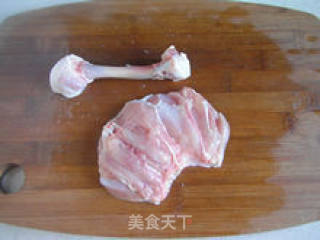 【吮指烤肉串】--- 零厨艺也可以做好孩子心中的大厨（附巧取鸡腿骨详细步骤）的做法步骤：5