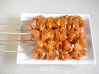 【吮指烤肉串】--- 零厨艺也可以做好孩子心中的大厨（附巧取鸡腿骨详细步骤）的做法步骤：10