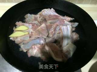 蒙古族手扒羊肉的做法步骤：1