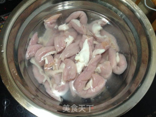 【猪粉排骨莲藕汤】----一碗暖汤解乡愁的做法步骤：1