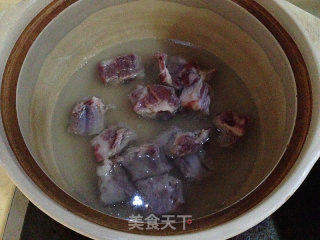 【猪粉排骨莲藕汤】----一碗暖汤解乡愁的做法步骤：3
