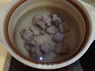 【猪粉排骨莲藕汤】----一碗暖汤解乡愁的做法步骤：4