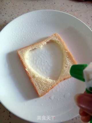 用食物表达爱:吐司煎蛋的做法步骤：3