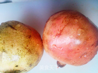 轻松剥石榴---潜水剥石榴的做法步骤：1
