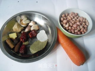 花生米炖猪蹄的做法步骤：2