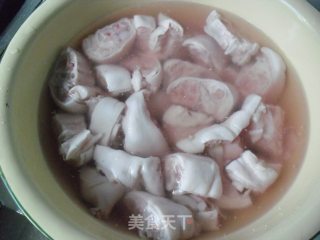 花生米炖猪蹄的做法步骤：3