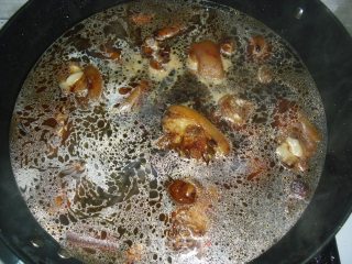 花生米炖猪蹄的做法步骤：7