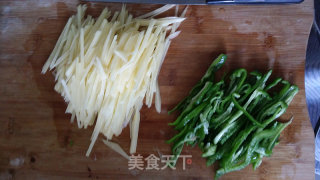酸辣土豆丝的做法步骤：1