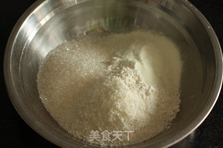 蛋白的好去处---椰丝球的做法步骤：1