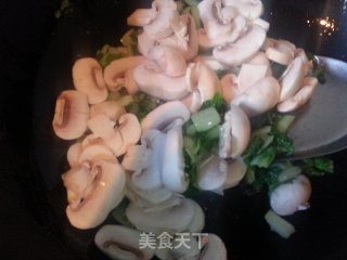 腌白菜炒口蘑的做法步骤：7