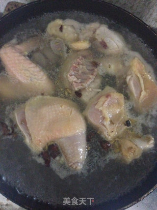 芋头炖鸡汤的做法步骤：3