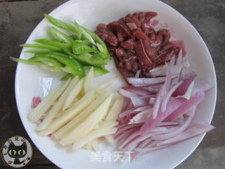 香梨烩牛柳的做法步骤：1