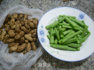 鲜花生炒梅豆的做法步骤：1