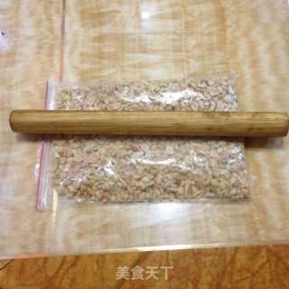 太妃花生牛扎糖的做法步骤：3