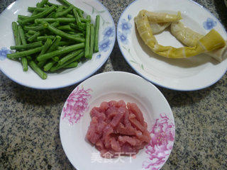 瘦肉丝羊尾笋炒带豆的做法步骤：1