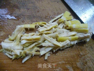 瘦肉丝羊尾笋炒带豆的做法步骤：2