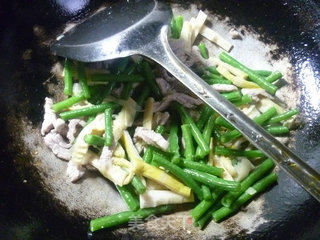 瘦肉丝羊尾笋炒带豆的做法步骤：9